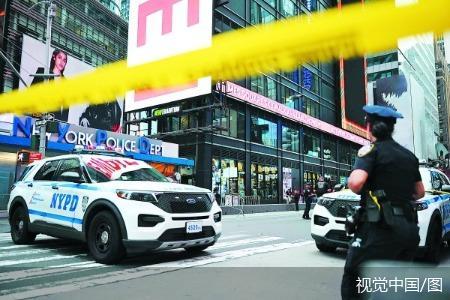 8月31日，美国纽约，纽约市警方在时报广场附近处理袭击案件。