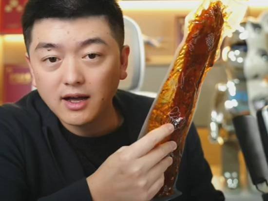 勇哥餐饮事件，博主线下调查发现火锅店实为两班倒，并非员工单人工作 17 小时，这一调查结果能否平息争议？
