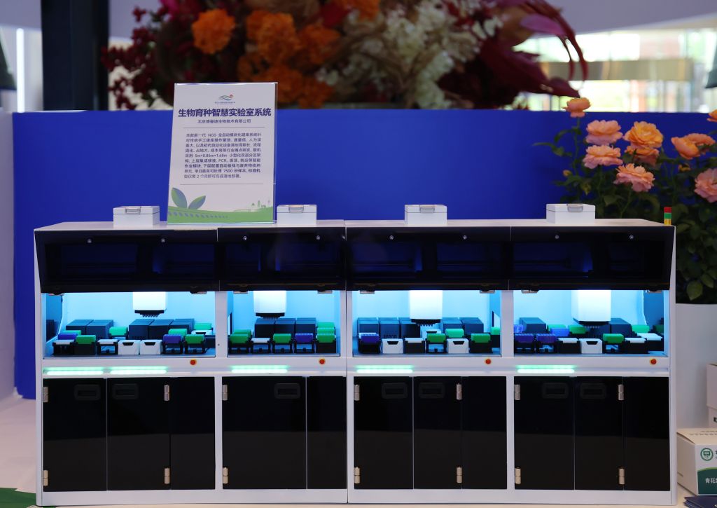 　　9月4日，第三十三届中国北京种业大会上展出的一款生物育种智慧实验室系统模型。新华社记者 张晨霖 摄