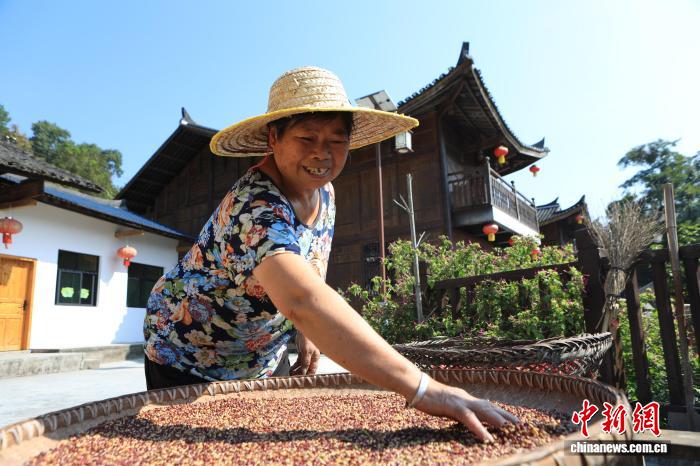 圖為村民在簸箕里晾曬辣椒、雜糧等農作物。胡程 攝 
