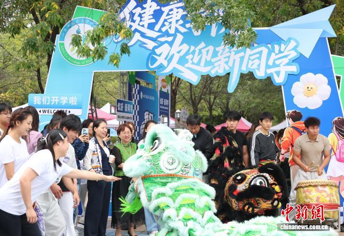 迎新現場的舞獅表演吸引學校師生互動。趙曉 攝