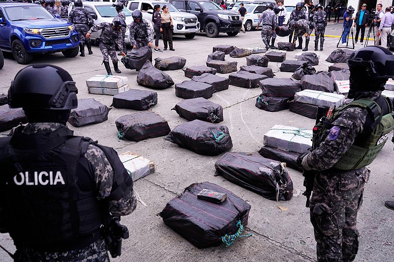 △当地时间8日，厄瓜多尔警方展示在瓜亚斯省查获的毒品