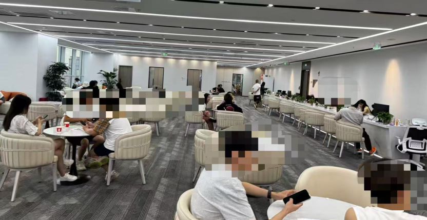 信贷中介公司内的繁忙景象 （图片来源：每日经济新闻）