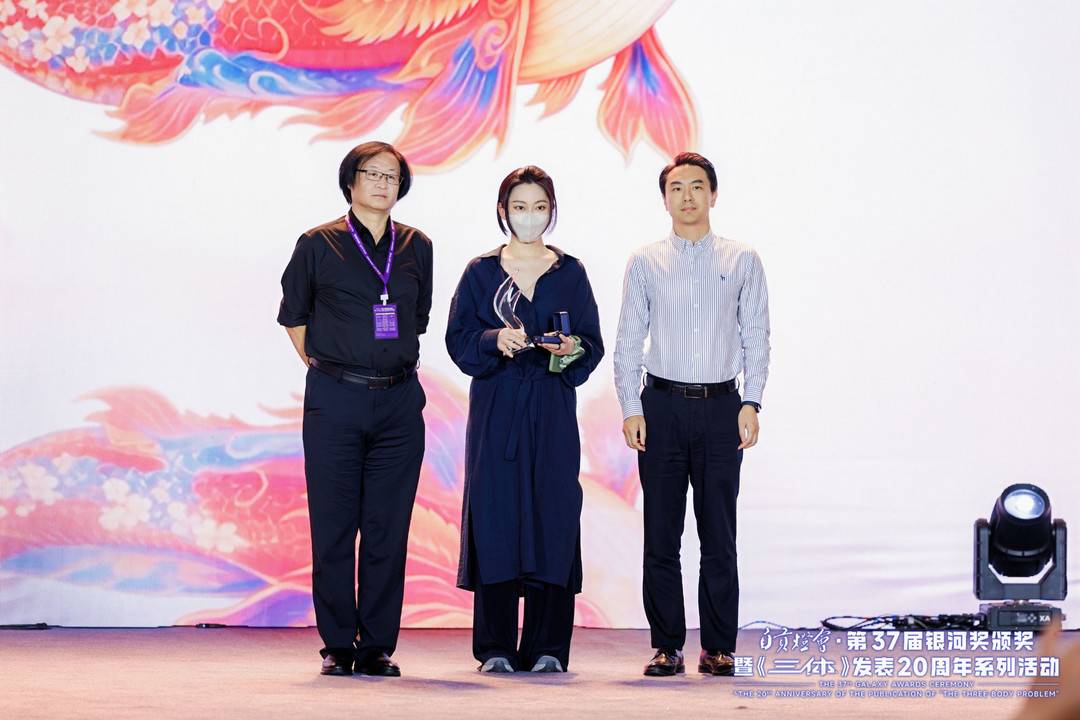 須尾俱全（中）在台上領獎