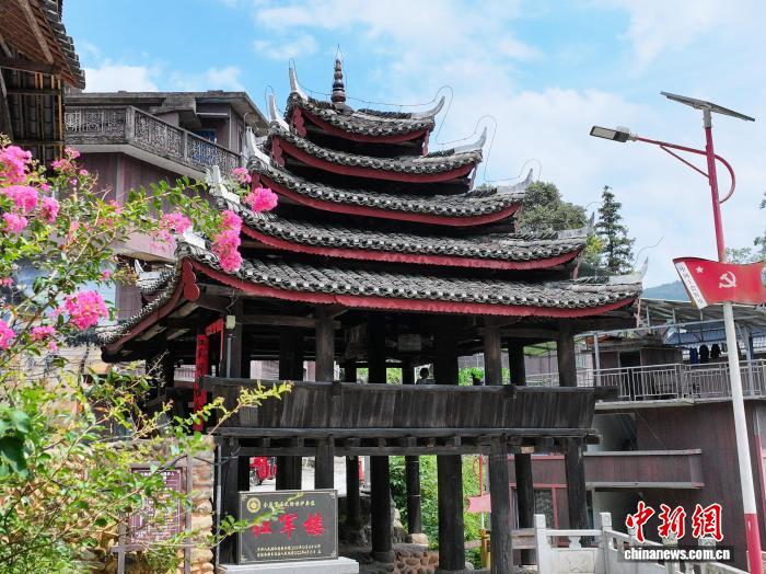 圖為2026年8月，龍勝各族自治縣平等鎮龍坪侗寨「紅軍樓」。(無人機照片)楊宗盛 攝