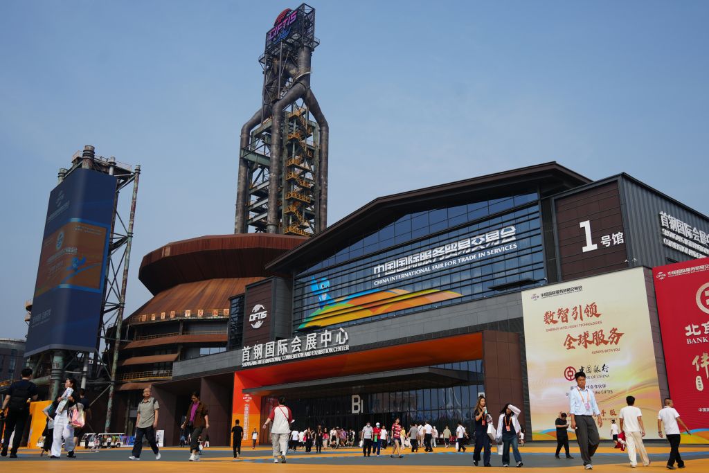2025年9月13日，人們在北京首鋼園2025年服貿會現場參觀。新華社記者 周汀鷺 攝