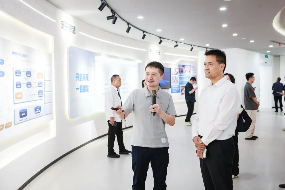 ▲ 台基股份党委书记、董事长胡植向省国资委社会责任处处长文国斌介绍公司发展历程