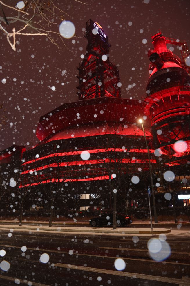 這是2025年12月12日夜晚在北京市石景山區拍攝的首鋼園雪景。新華社記者 呂帥 攝