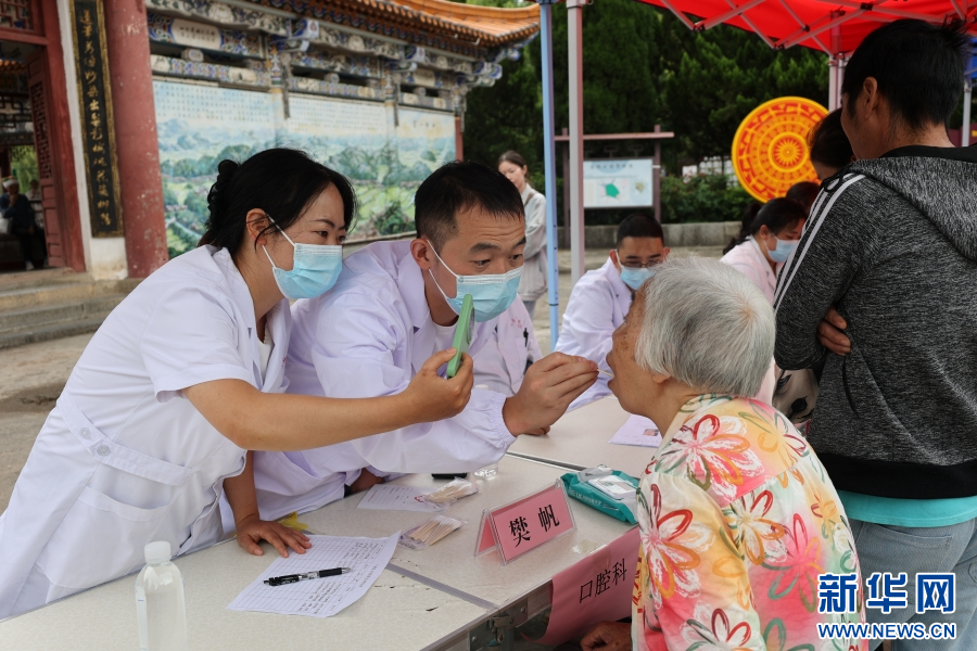 上海市靜安區中心醫院駐滇醫療隊到社區開展義診活動（資料圖）。新華網發（雲南省人口和衛生健康宣傳教育中心 供圖）