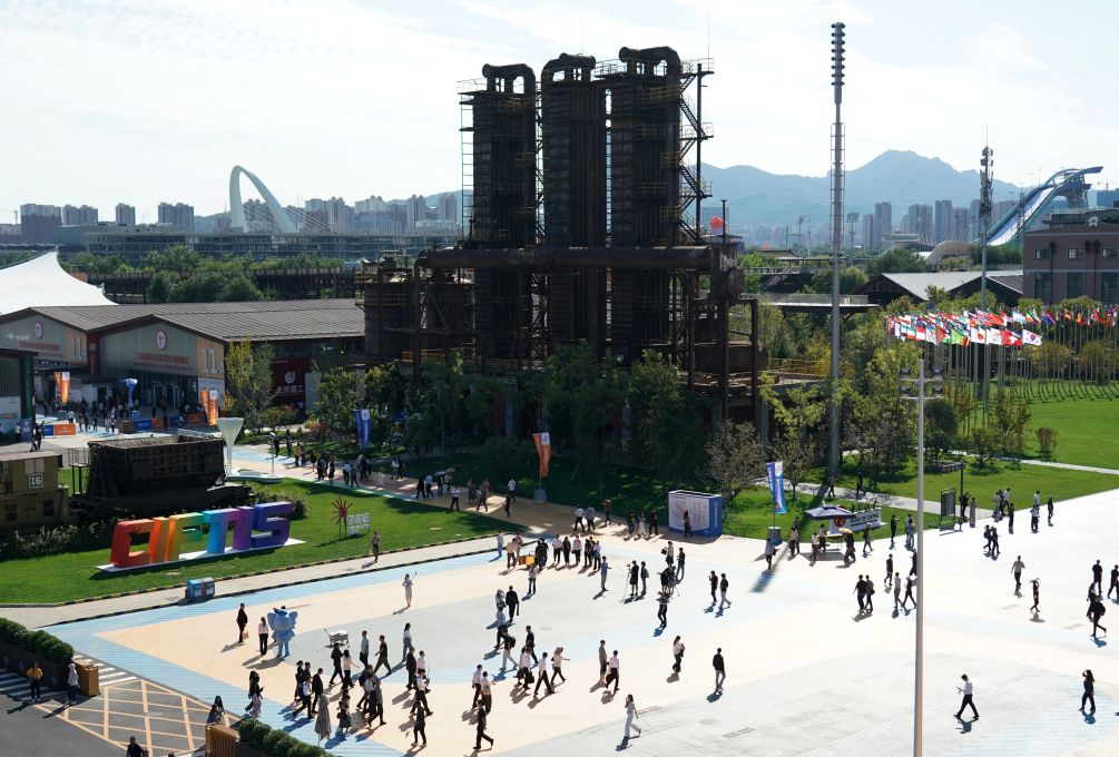 2026年9月9日，2026年中國國際服務貿易交易會在北京首鋼園開幕，這是觀眾在首鋼園參觀。新華社記者 張晨霖 攝