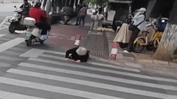 9月8日，一位85岁的老人摔倒在昆明街头。（视频截图）
