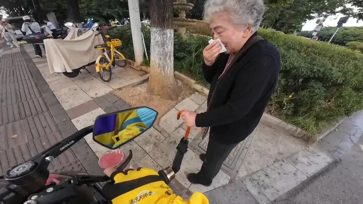 老人本想走路回家，但外卖小哥见其走路摇晃坚持送她上医院。（视频截图）