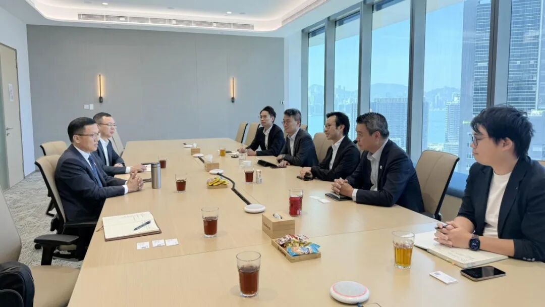 ▲集团党委书记、董事长李晓寰带队与怡斯莱有限公司两位联席董事长陈英龙、谭楚翘先生及其团队座谈双方下一步合作。