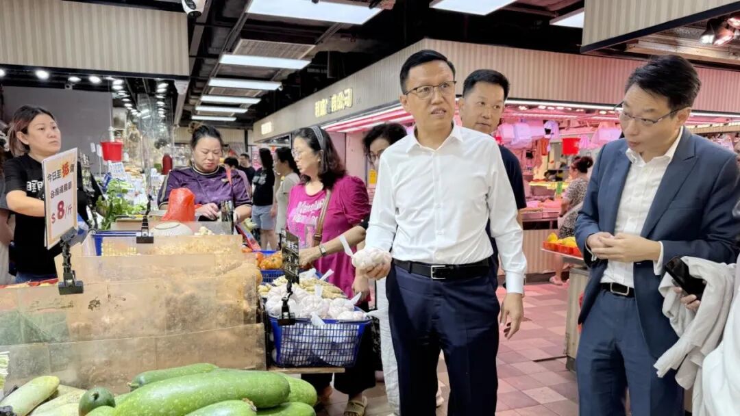 ▲集团党委书记、董事长李晓寰实地调研中国农产品交易有限公司在港农贸市场。