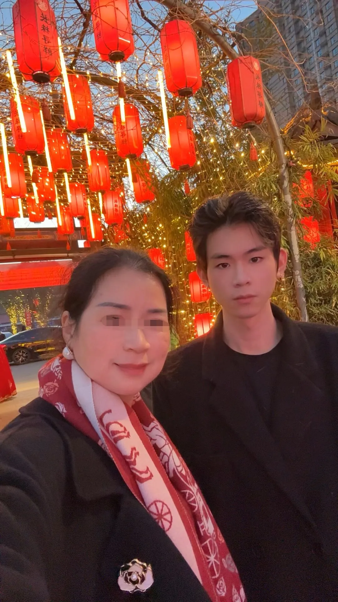 23岁少年车祸去世，妈妈亲吻告别：有更多的好心人，替你走完要走的路