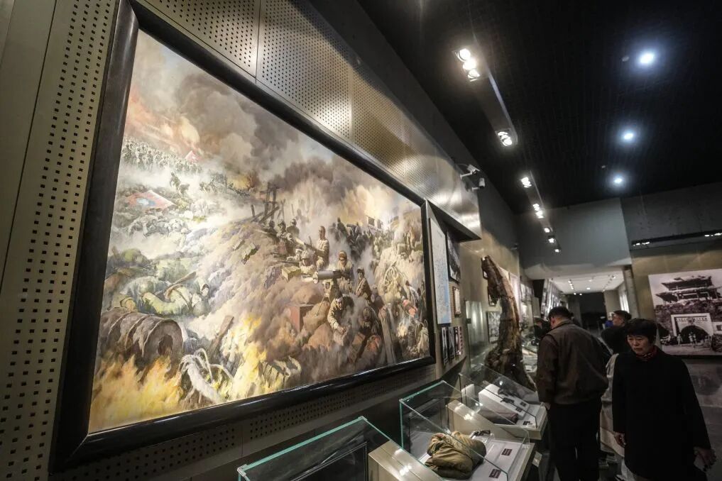 参观者在位于辽宁省锦州市的辽沈战役纪念馆内参观。新华社记者 潘昱龙 摄
