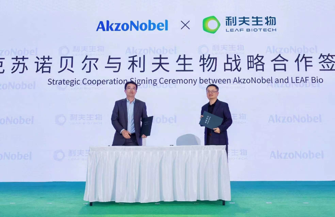 阿克苏诺贝尔北区董事总经理鲍亮与铜陵利夫总经理俞贤毅，来源：利夫生物