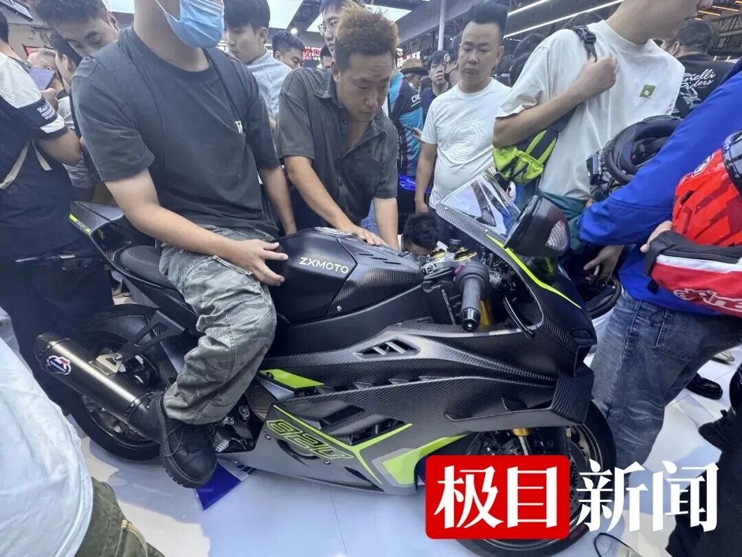 张雪机车展台 极目新闻记者 邓波 摄