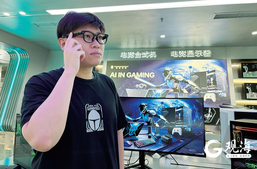 雷神科技工作人员展示智能眼镜产品。 衣涛 摄
