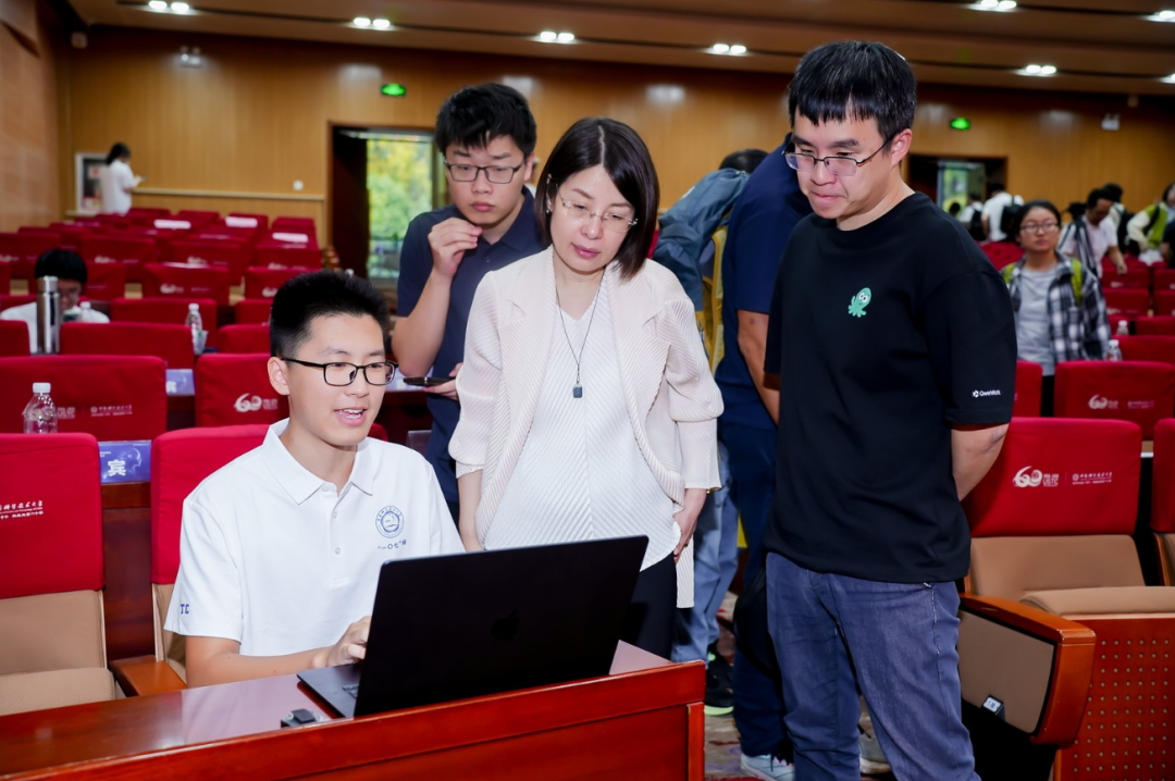 中科大人工智能与数据科学学院执行院长张燕咏教授与同学交流千问办公