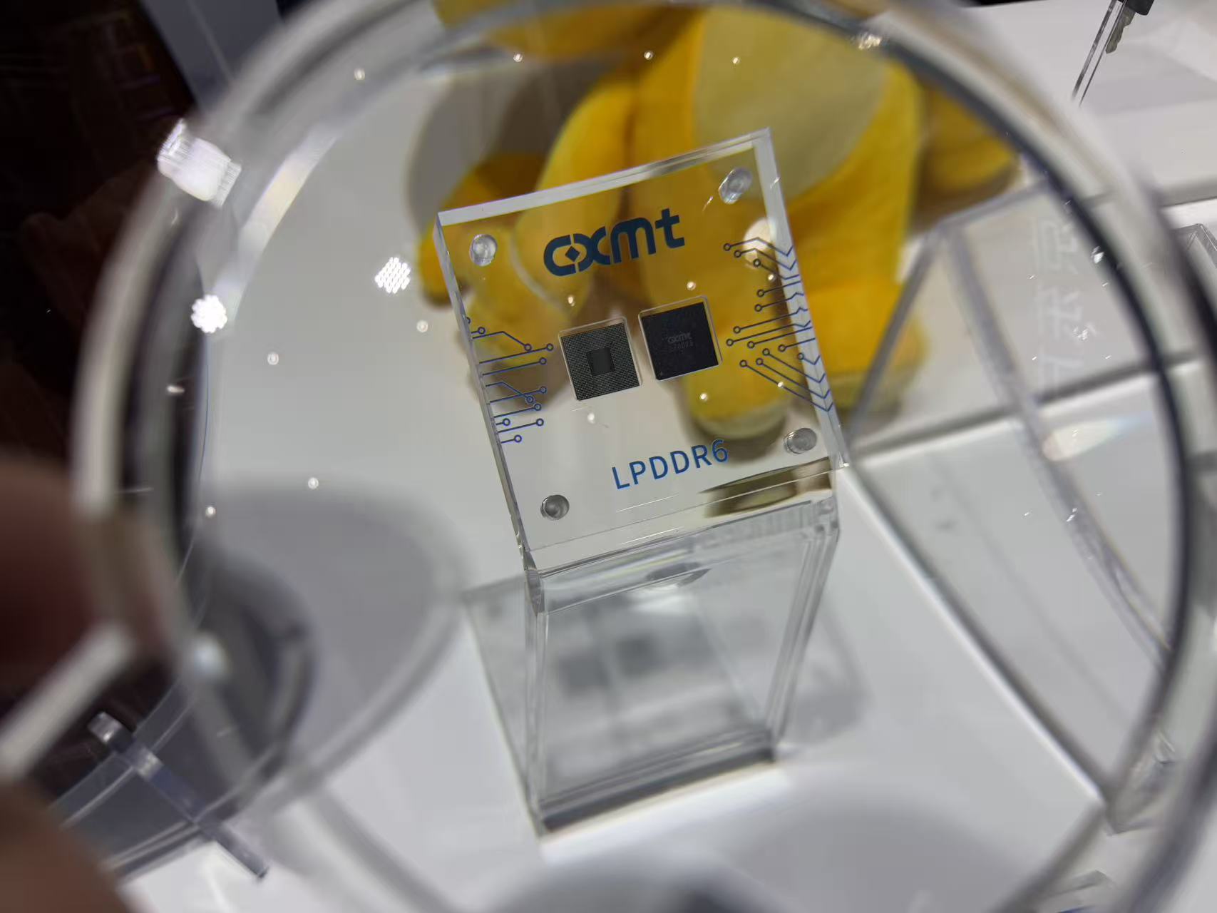 LPDDR6芯片 财联社记者 摄