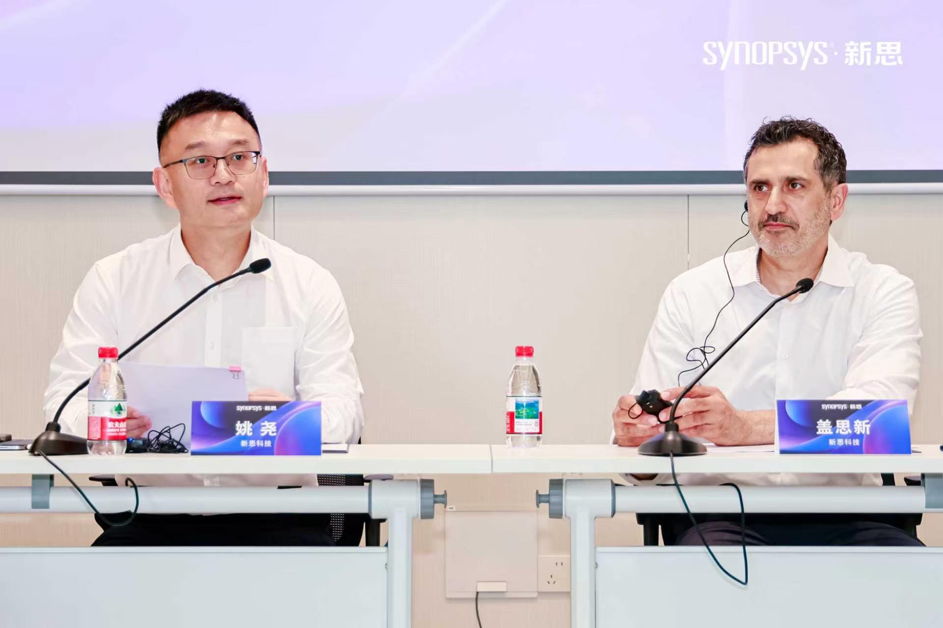 （图：新思科技全球副总裁兼中国区总裁姚尧（左）与新思科技总裁兼首席执行官盖思新（Sassine Ghazi））