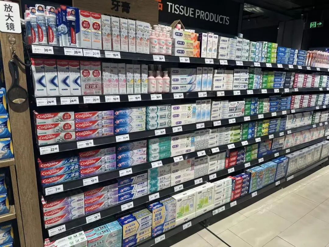 超市货架上的牙膏品牌《化妆品观察》摄