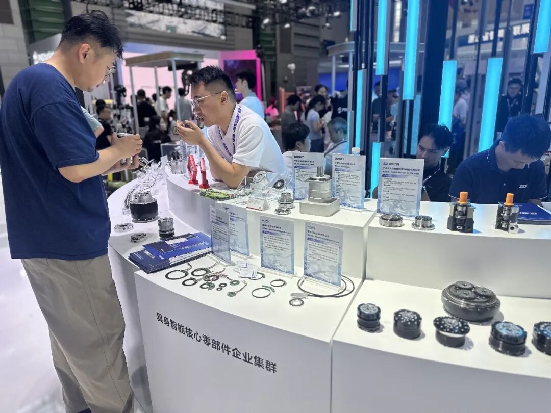 第十六届智博会上展示的机器人核心零部件。凯艺 摄