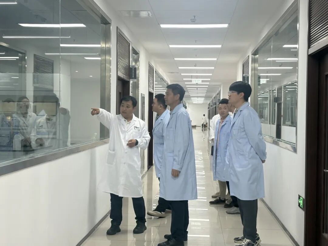 图3、图4：来访代表实地参观公司标准化实验室。
