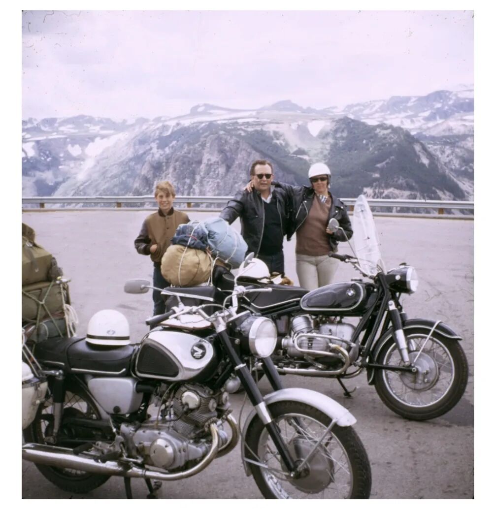 克里斯、约翰、思薇雅在盘山道上，1968年7月。