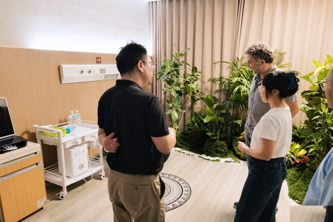 基罗加教授一行参观干预治疗室，了解氢氧医学修复等设备