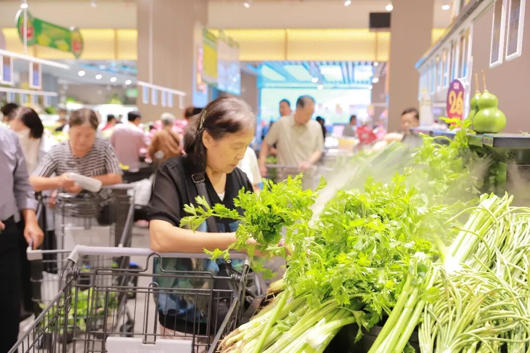 图丨顾客挑选蔬菜