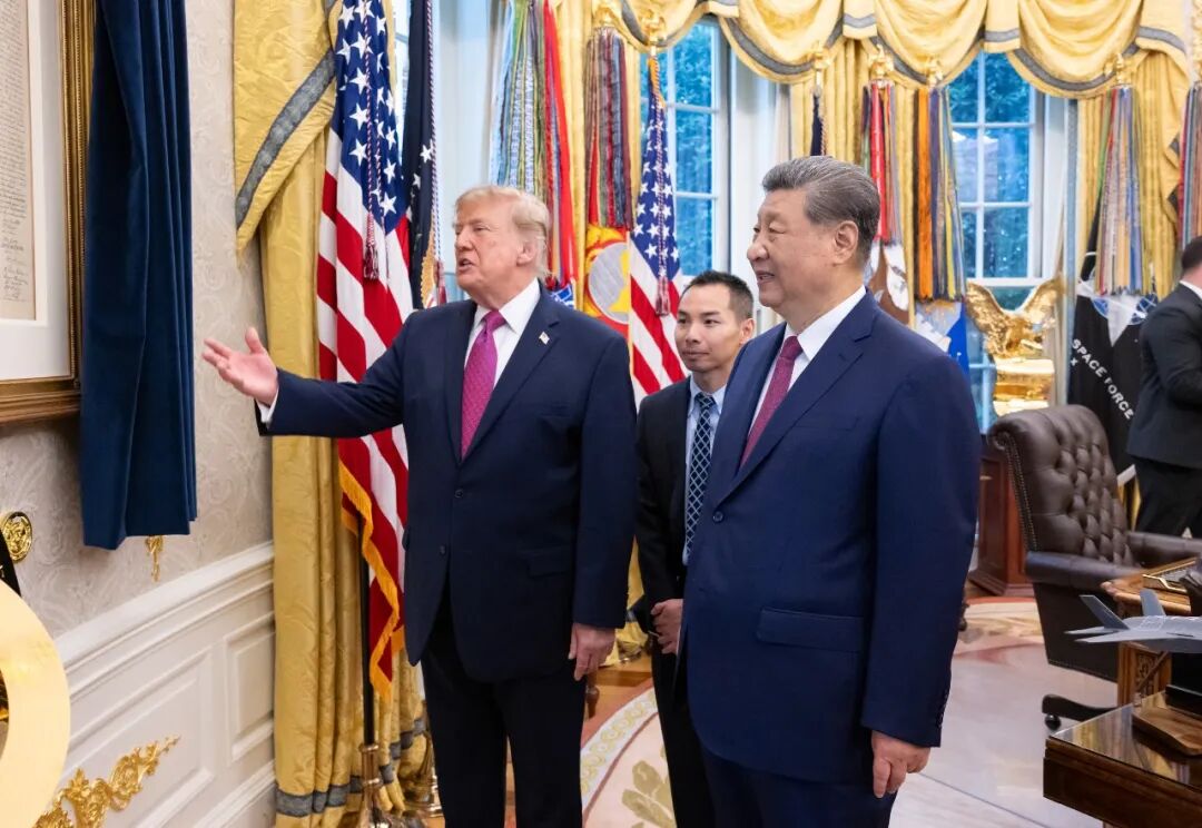 9月24日上午，国家主席习近平同美国总统特朗普在白宫椭圆形办公室小范围交流。图/新华