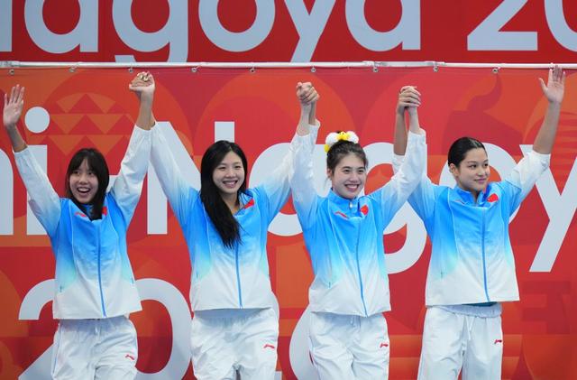 9月25日，冠军中国队选手彭旭玮、唐钱婷、张雨霏和余依婷（从左至右）在颁奖仪式上。新华社记者 陈泽国 摄