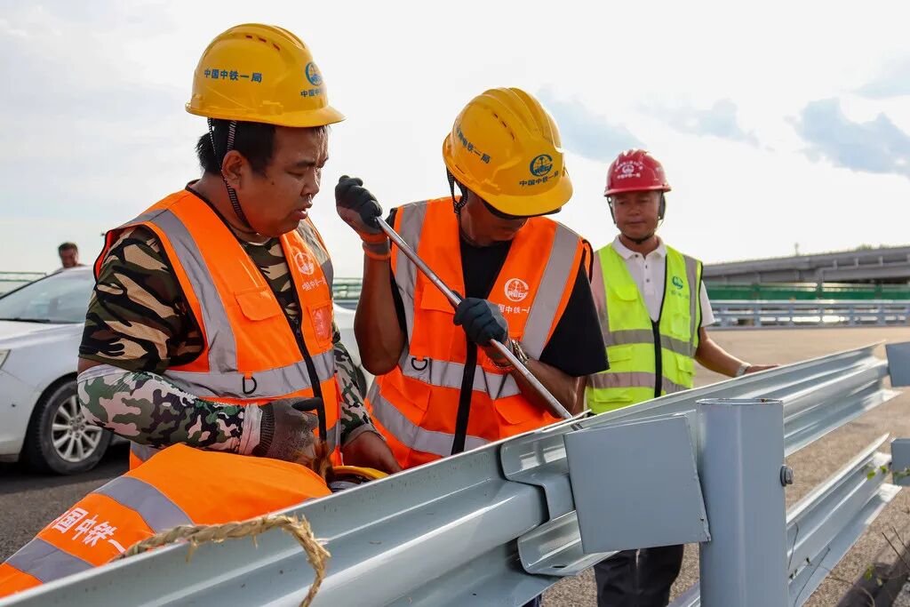 9月27日，京雄高速公路二期项目施工现场，建设者在安装波形护栏。
