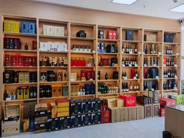 其次是名酒过去依赖的高端市场极度承压，必须向下延伸寻找更多出路。