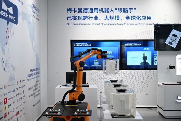在雄安人工智能产业园一层展厅，工业机器人在演示货物搬运。(牟宇 摄)