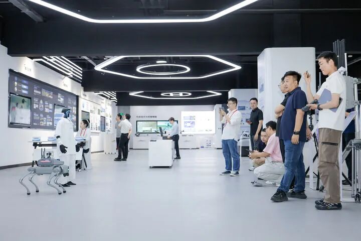 6月25日，参观者在第三届“雄安未来之城场景汇”活动现场参观。（孙文宾 摄）