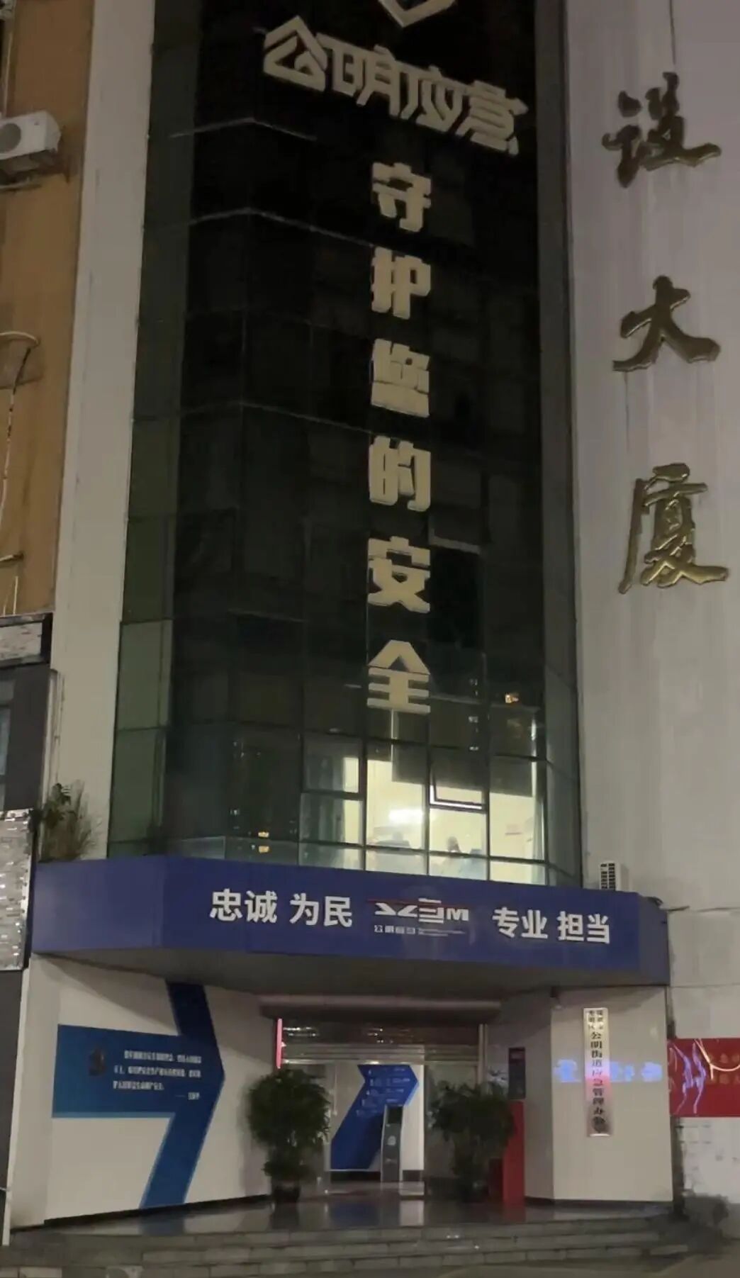 应急管理办公室内有人打麻将？深圳光明区公明街道办发视频澄清，2楼麻将房属于同楼栋茶餐厅，应急办在3至6楼