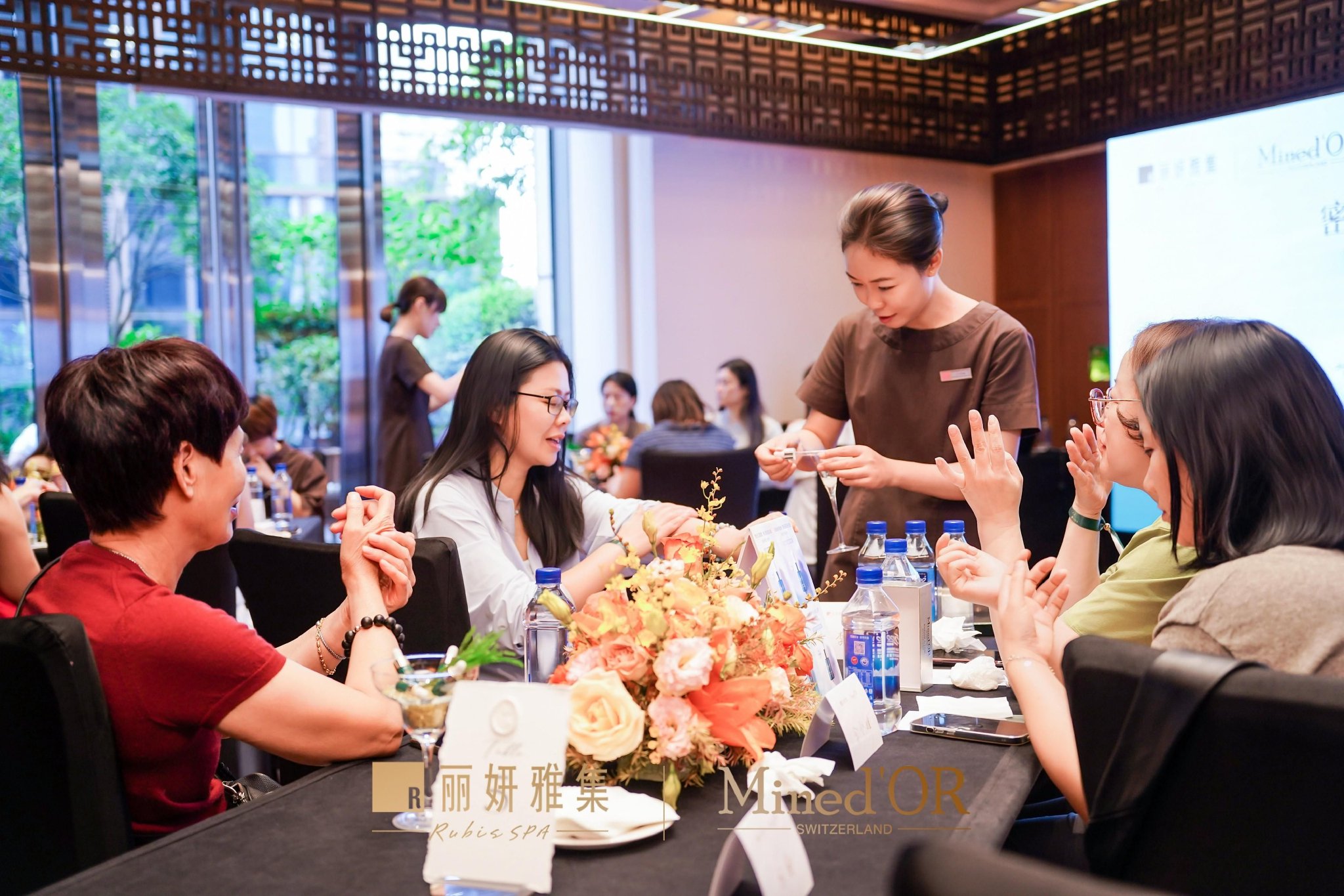 （图注：丽妍雅集专业美容顾问为现场会员、媒体及达人特调精华）