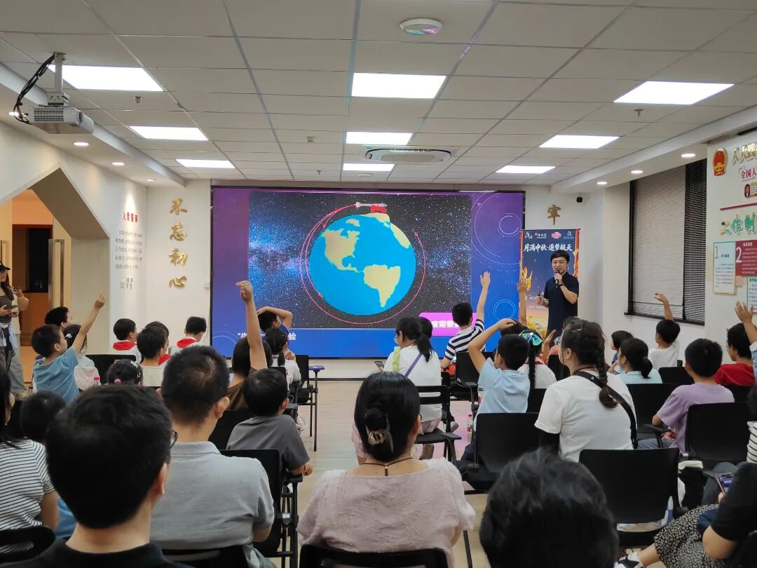孩子们纷纷举手回答问题