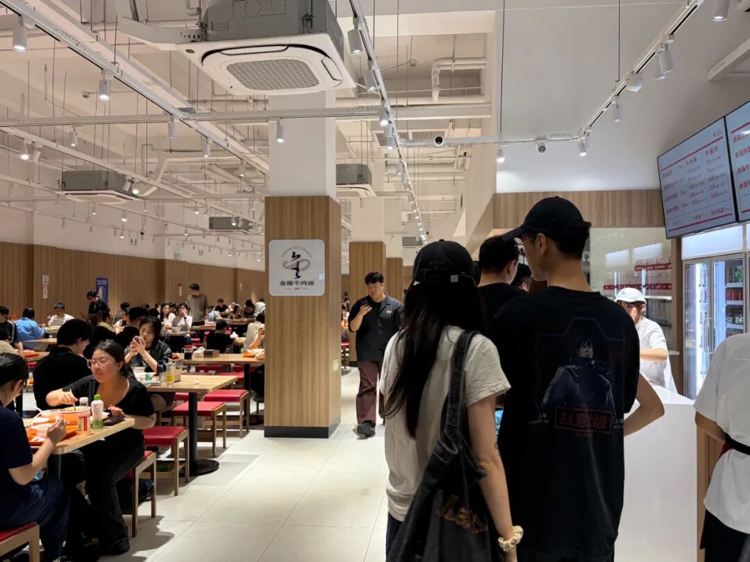 工作日晚的金强店内，几乎都是年轻人。（图