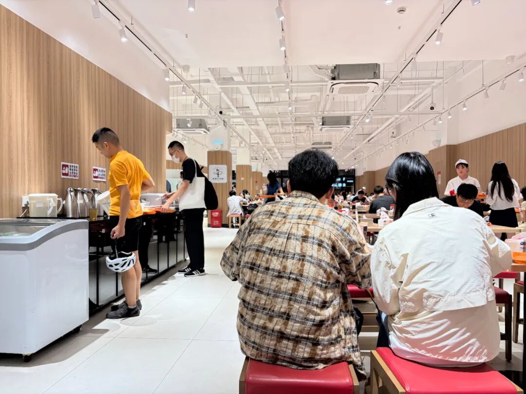 骑行的运动人、排排坐的情侣、下班电脑还没关的打工人，都在一家面馆里了。（图
