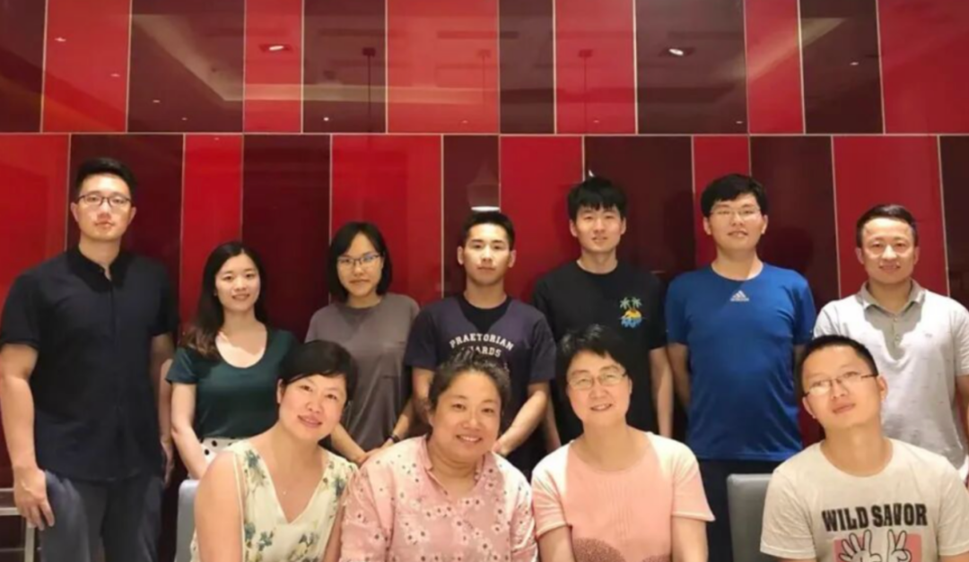△公众号「北京大学」罗福莉（后排左二）与导师穗志方教授（前排右二）合影