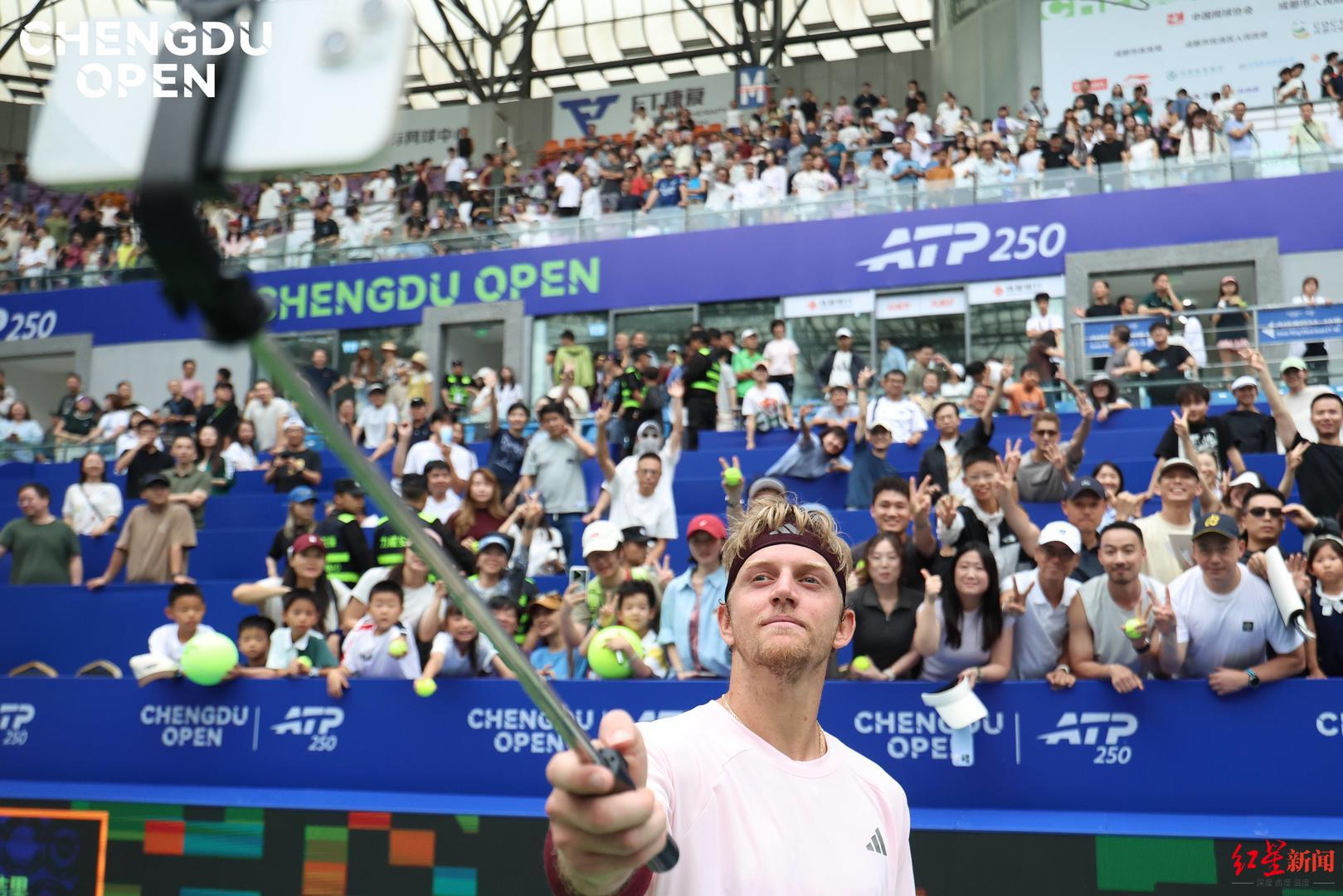 ▲弗基纳与球迷互动