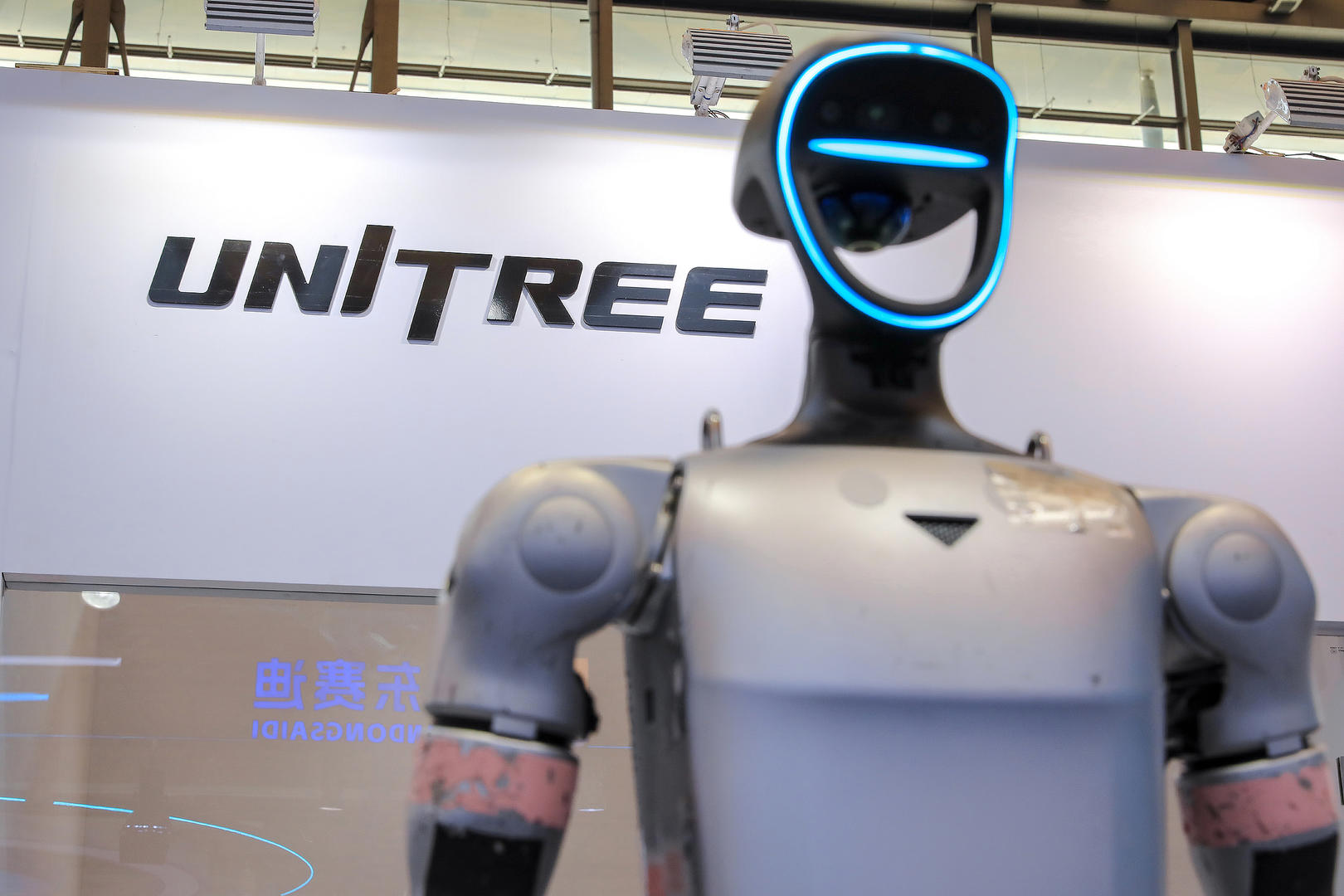 ▲“宇树科技”展台的人形机器人。图据视觉中国