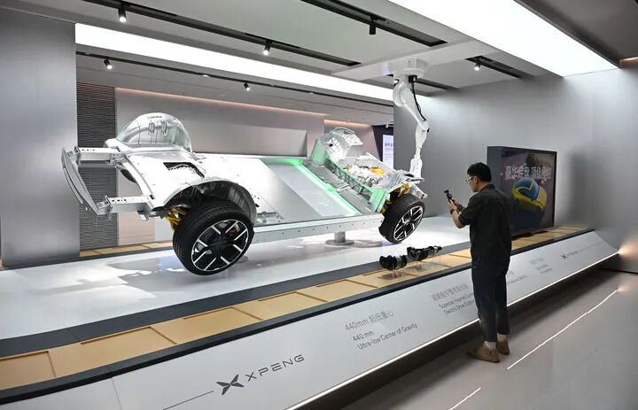 这是2026年3月24日在位于广东广州天河区的小鹏科技园拍摄的新能源汽车底盘。新华社记者 邓华 摄
