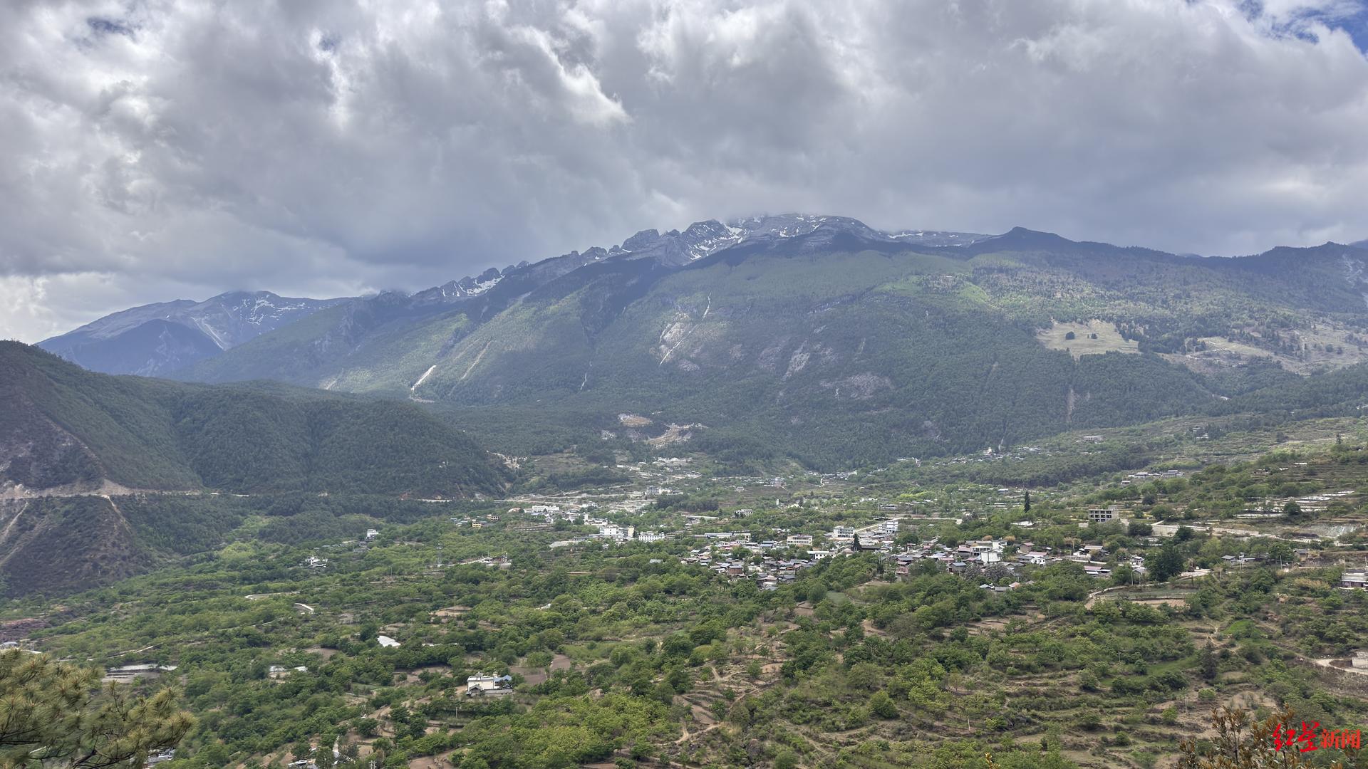 ▲哈巴雪山和雪山下的哈巴村 罗敏 摄