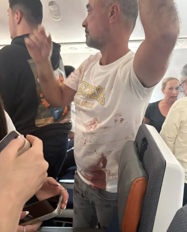 ▲迪拜航空劫机事件发生后，航班上的一名乘客