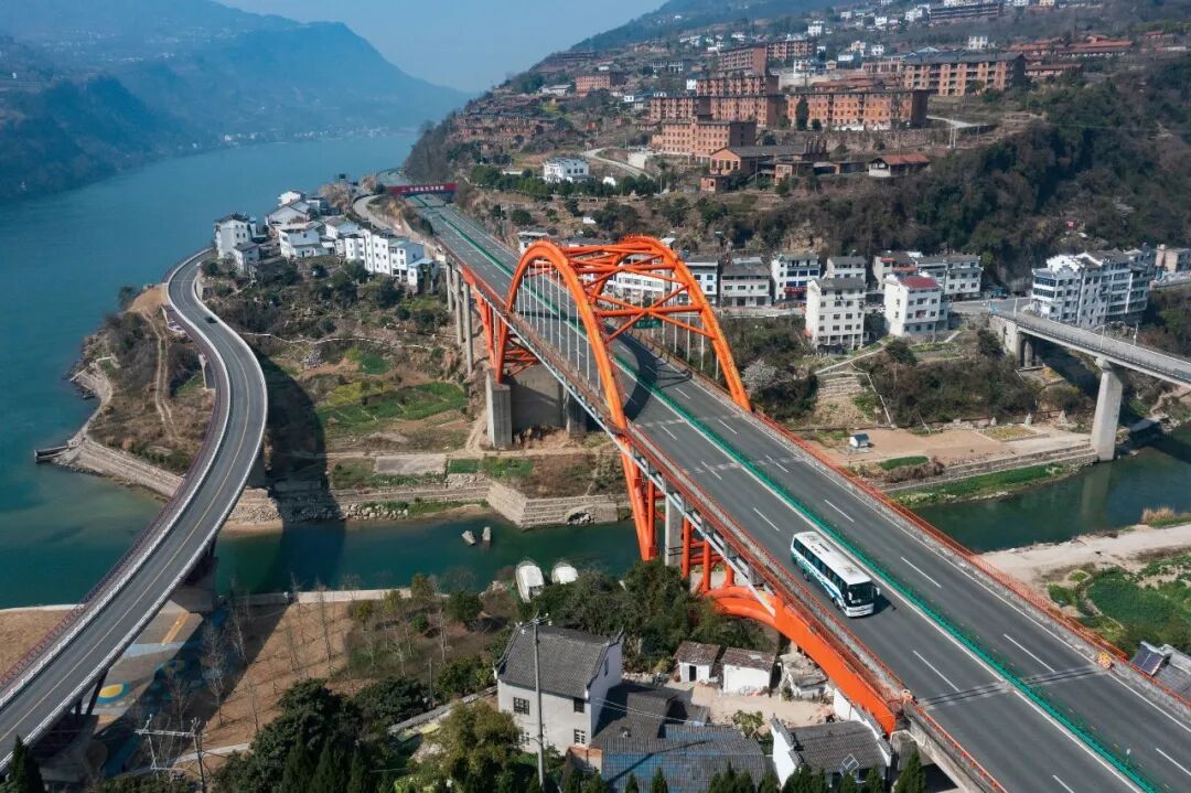 ▲ 三峡专用公路上的莲沱大桥